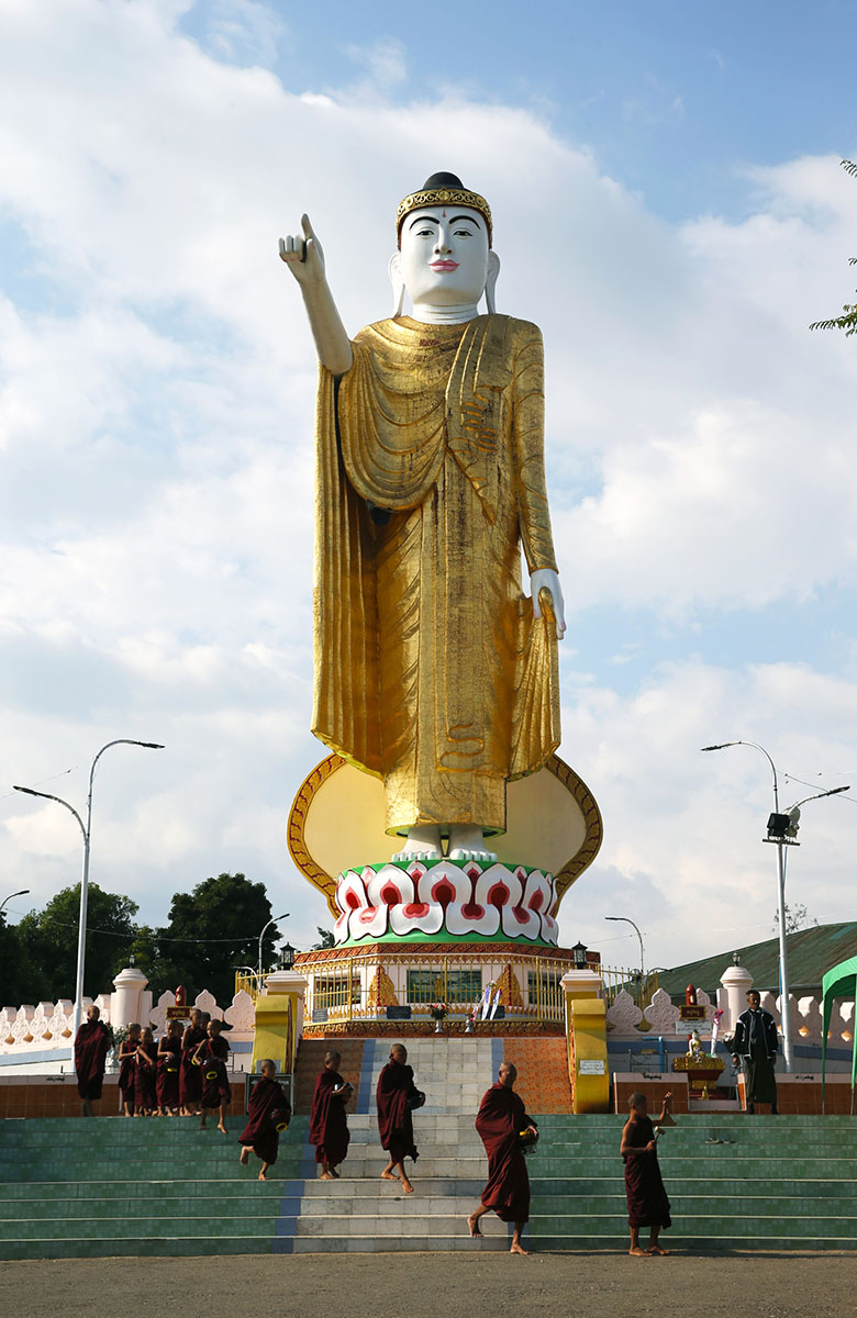 ヤットームー釈迦立像